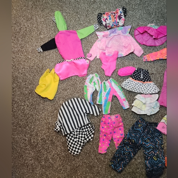 Lot of 38 Vintage 80's & 90's Barbie, Skipper, and Ken Clothes & Outfits - Picture 6 of 8